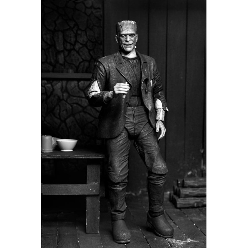 OCTOBRE 2025 : Universal Monsters - Bride of Frankenstein - Figurine Ultimate Frankenstein's Monster (B&W) 18 cm
