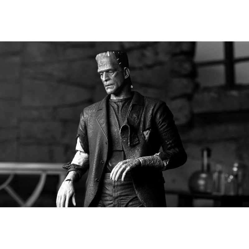 OCTOBRE 2025 : Universal Monsters - Bride of Frankenstein - Figurine Ultimate Frankenstein's Monster (B&W) 18 cm