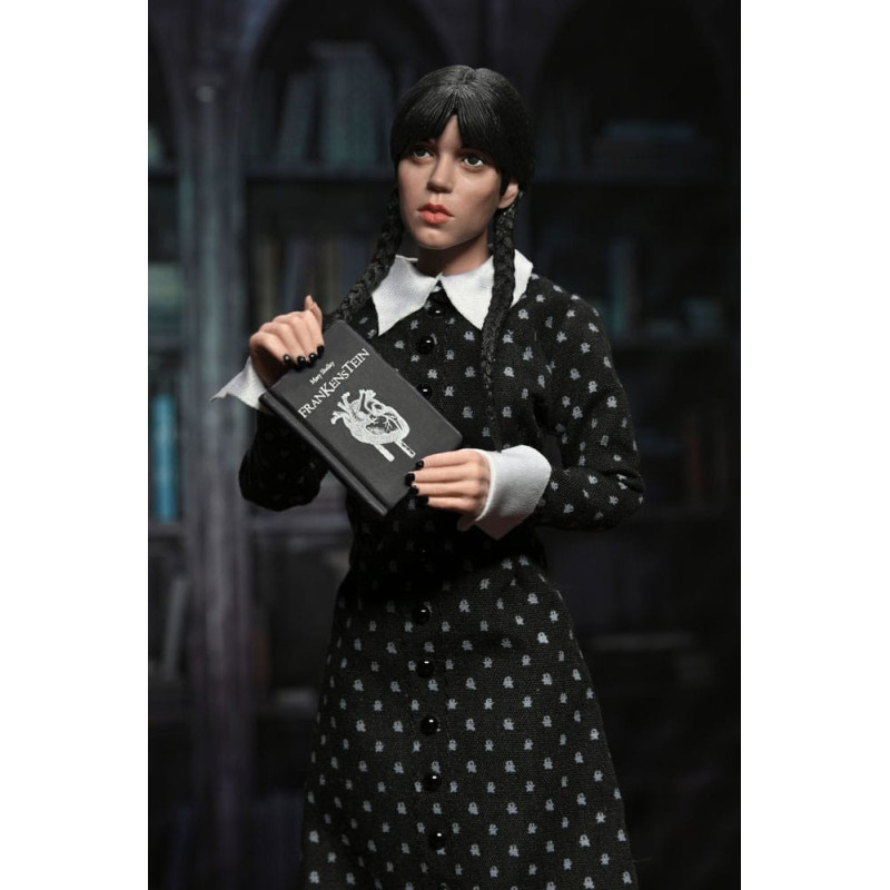AOUT 2026 : Wednesday - Figurine Classic Dress 20 cm