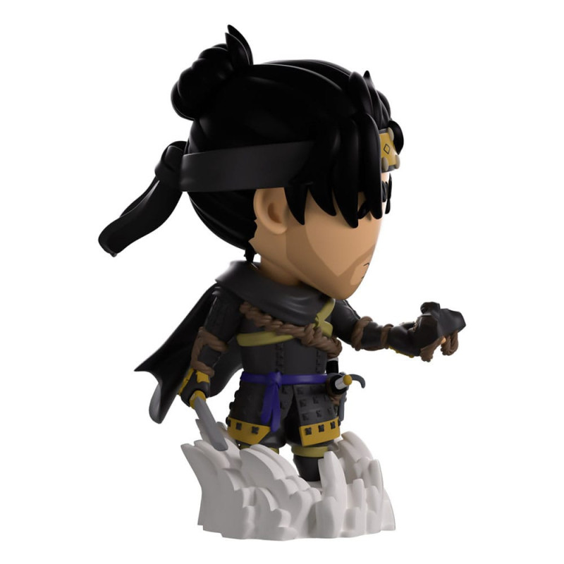 Vue de profil de la figurine Jin Sakai Youtooz, samouraï avec manteau fluide et arc bicolore