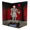 Welcome to Derry - Statue PVC Movie Maniacs Pennywise (Gold Label) 16 cm de profil dans décor