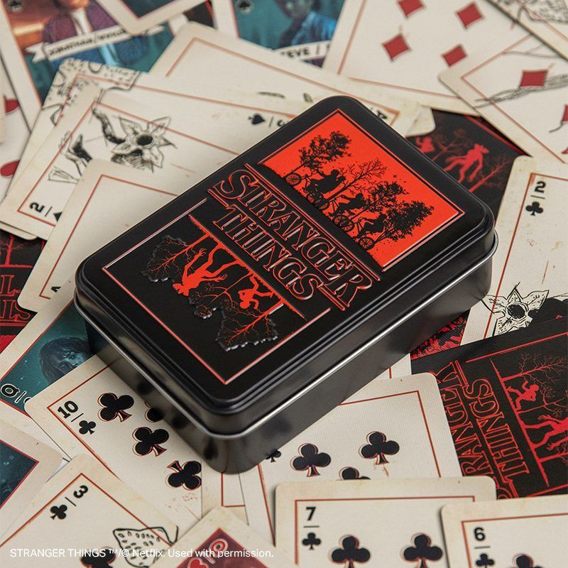 Stranger Things – Jeu de cartes 52+2 jokers en boîte métal