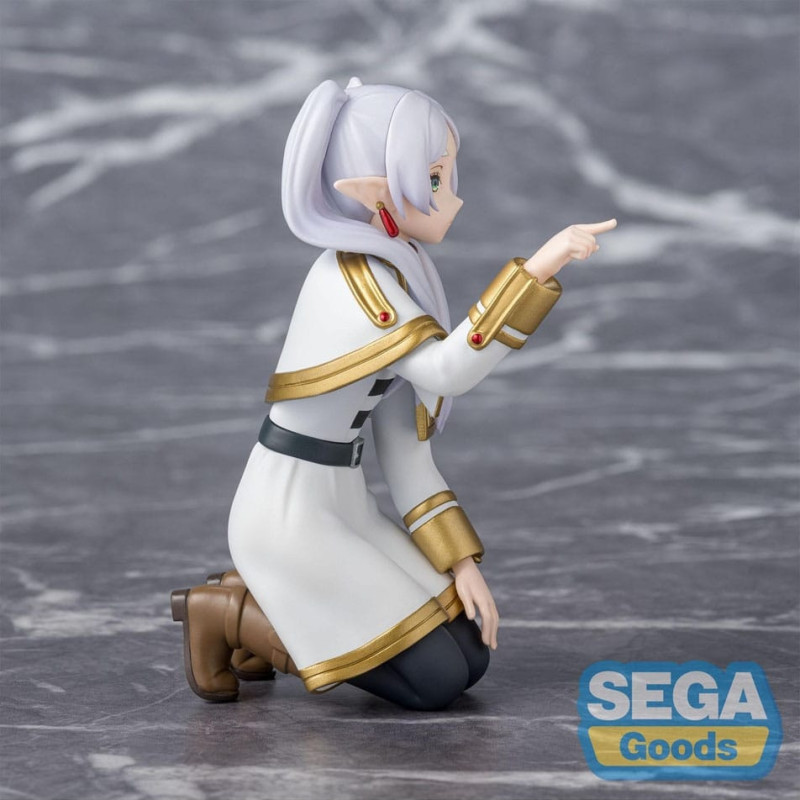 Frieren – Figurine PM Perching Frieren Poking Something 10 cm – Sega
