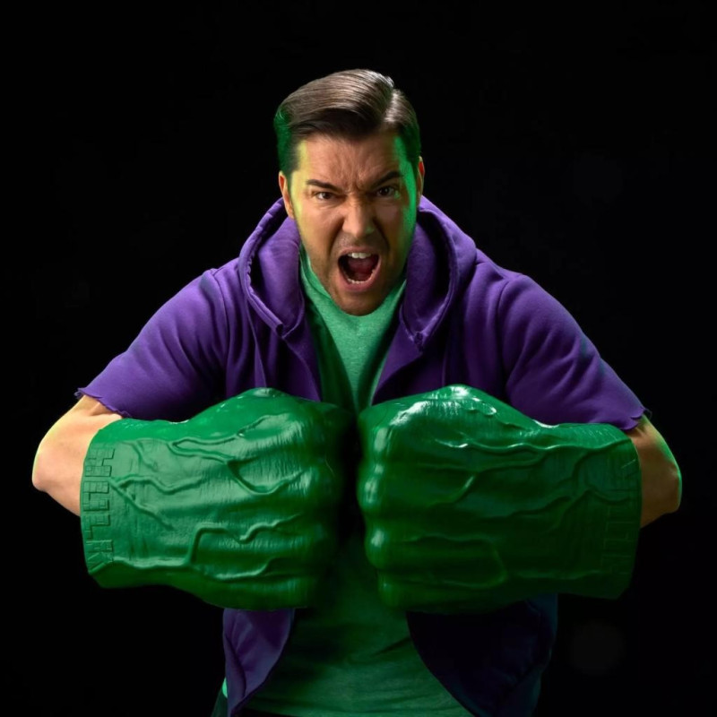 SEPTEMBRE 2026 : Marvel - Poings Hulk Replica Legend Series 1/1