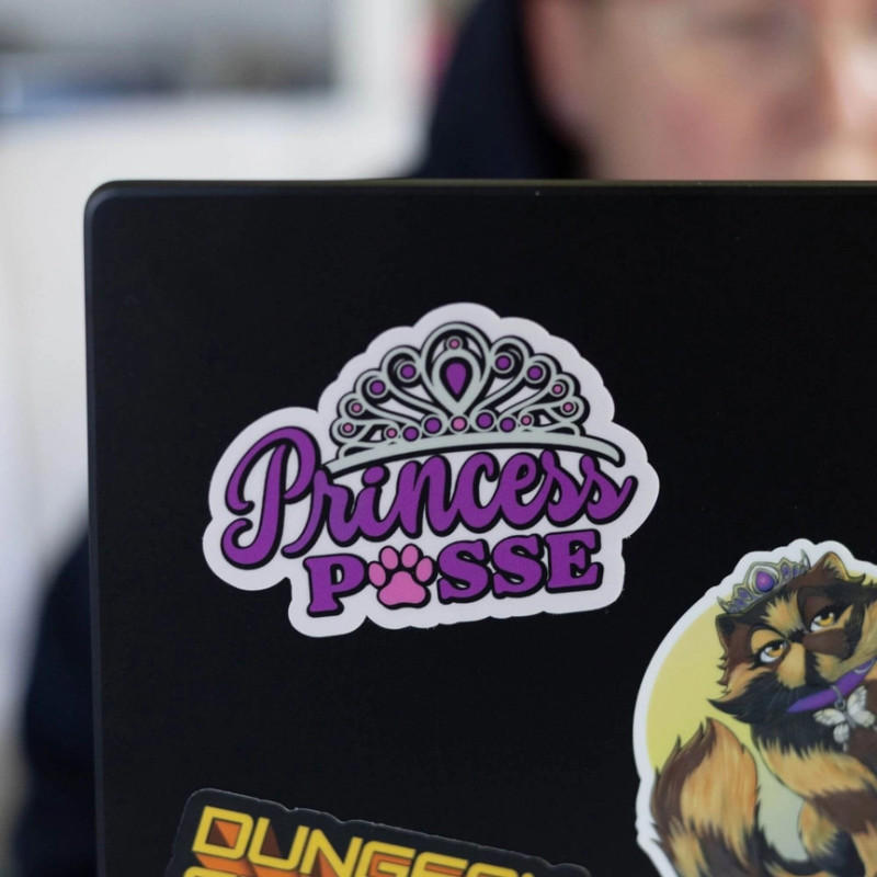 Dungeon Crawler Carl - Autocollant Princess Posse - Kingdom of Threads
